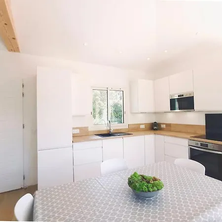 Maisonnette Avec 2 Climatisee En Face De La De Gigaro Villa