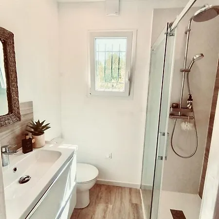 Maisonnette Avec 2 Climatisee En Face De La De Gigaro Villa *