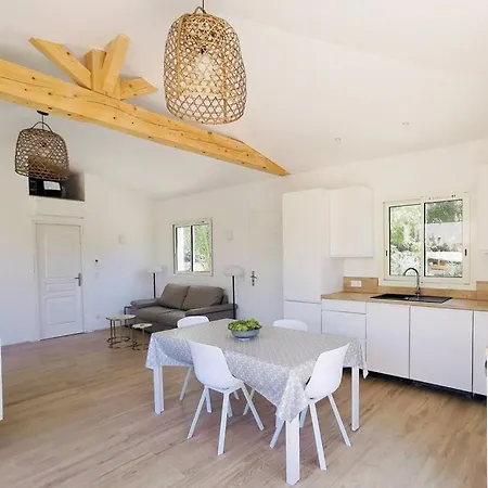 Villa Maisonnette Avec 2 Climatisee En Face De La De Gigaro *