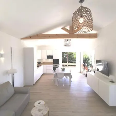 Maisonnette Avec 2 Climatisee En Face De La De Gigaro *