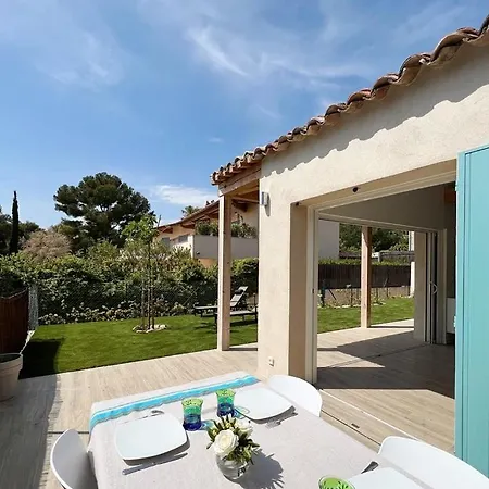 Villa Maisonnette Avec 2 Climatisee En Face De La De Gigaro *