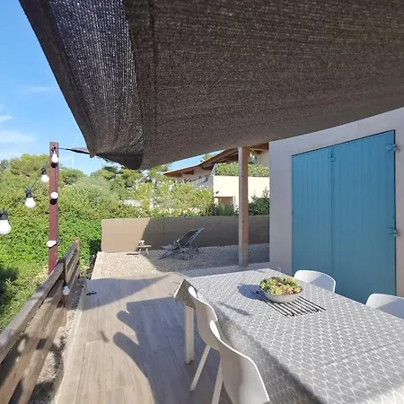 Maisonnette Avec 2 Climatisee En Face De La De Gigaro Villa