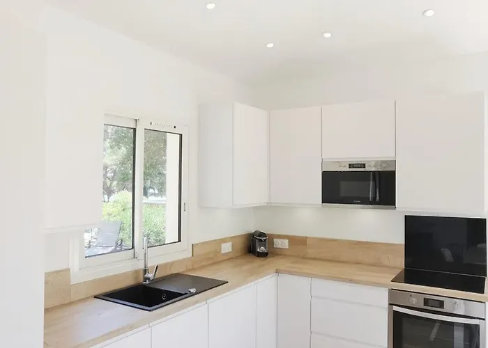 Maisonnette Avec 2 Climatisee En Face De La De Gigaro فيلة لا كروا فالميه