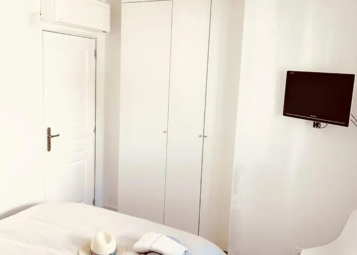 Maisonnette Avec 2 Climatisee En Face De La De Gigaro لا كروا فالميه