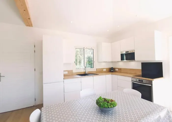 Maisonnette Avec 2 Climatisee En Face De La De Gigaro فيلة