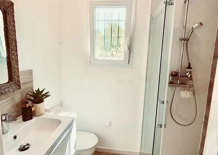 Maisonnette Avec 2 Climatisee En Face De La De Gigaro فيلة *