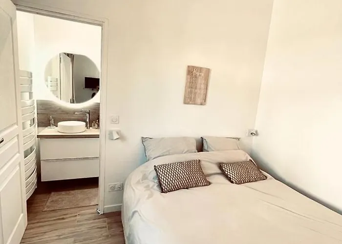 Maisonnette Avec 2 Climatisee En Face De La De Gigaro فيلة