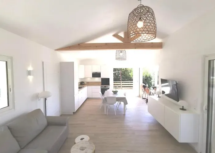 Maisonnette Avec 2 Climatisee En Face De La De Gigaro *