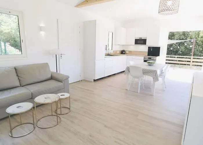 Maisonnette Avec 2 Climatisee En Face De La De Gigaro * لا كروا فالميه