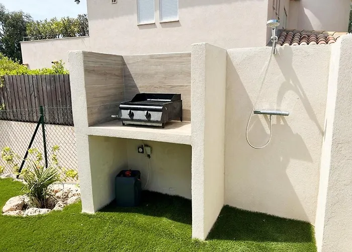 فيلة Maisonnette Avec 2 Climatisee En Face De La De Gigaro لا كروا فالميه
