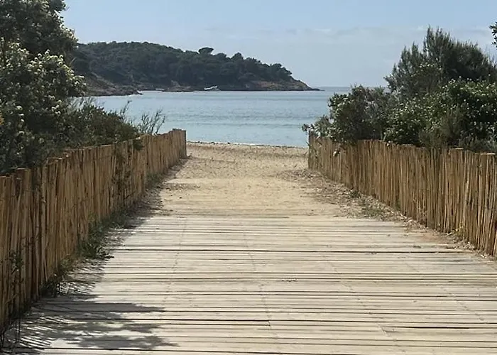 Maisonnette Avec 2 Climatisee En Face De La De Gigaro * لا كروا فالميه