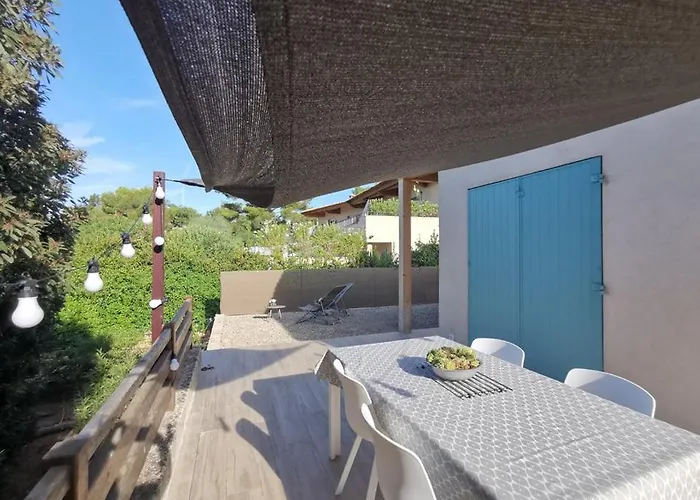 Maisonnette Avec 2 Climatisee En Face De La De Gigaro فيلة