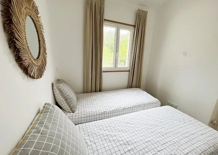Maisonnette Avec 2 Climatisee En Face De La De Gigaro