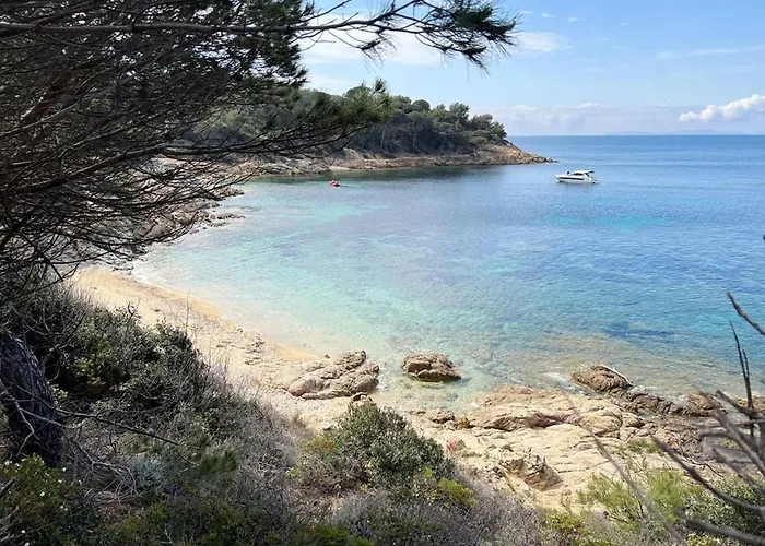 Maisonnette Avec 2 Climatisee En Face De La De Gigaro فيلة لا كروا فالميه